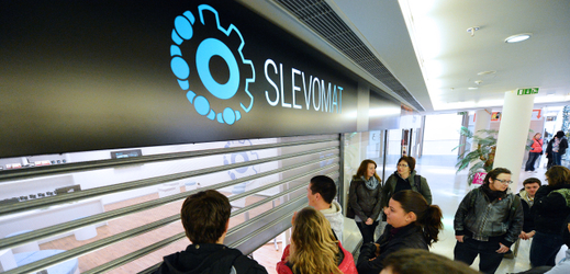 První kamennou prodejnu otevřela 30. března 2012 v Praze společnost Slevomat.