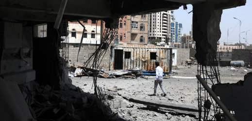 Budova poničená náletem v Jemenu (ilustrační fotografie). 