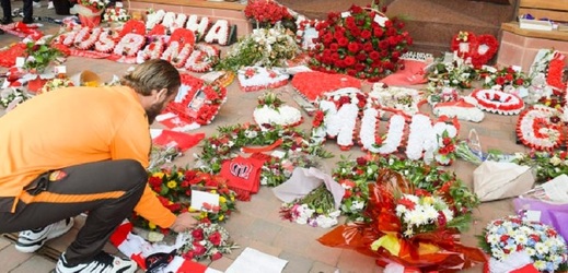 Fotbalisté AS Řím uctili v Liverpoolu oběti fotbalové katastrofy, jež se odehrála v roce 1989 na stadionu Hillsborough.