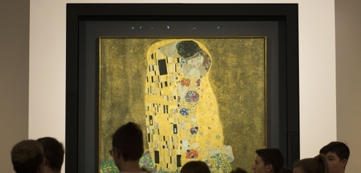 Patrně nejslavnější dílo umělce G. Klimta - Polibek.