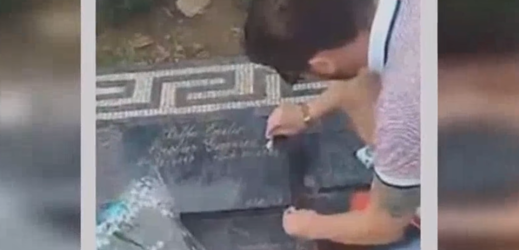 Neznámý Brit si šňupl dávku kokainu na hrobu Pabla Escobara.