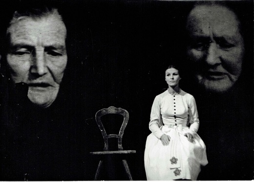 Otvírání studánek, jevištní kantáta Bohuslava Martinů, kterou už v roce 1960 připravil režisér Alfréd Radok s choreografkou Zorou Šemberovou.