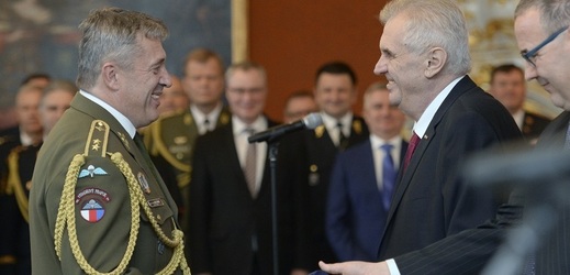 Generál Aleš Opata (vlevo) a prezident Miloš Zeman.