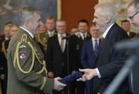Generál Aleš Opata (vlevo) a prezident Miloš Zeman.