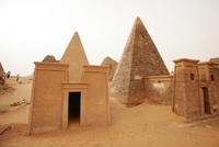 Pohřební komory jsou v hloubce asi deseti metrů pod pyramidou.