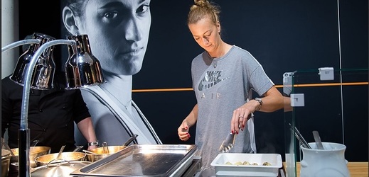 Česká tenistka Petra Kvitová předvedla ve Stuttgartu své kuchařské dovednosti.