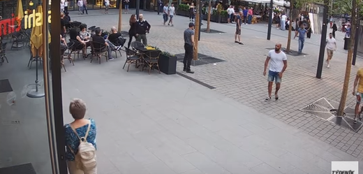 Kamerový záznam z napadení číšníka v centru Prahy skupinou turistů.