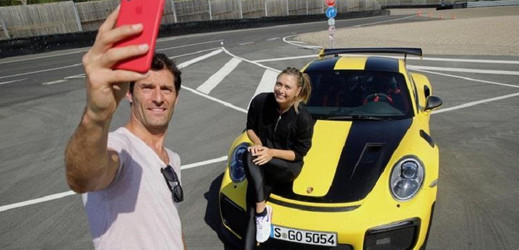 Tenistka Maria Šarapovová a bývalý jezdec F1 Mark Webber. 