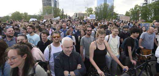 Lidé se sešli 25. dubna 2018 k symbolické blokádě Libeňského mostu v Praze na protest proti rozhodnutí pražských radních, kteří podpořili jeho zbourání.