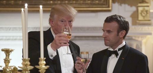 Emmanuel Macron a Donald Trump (vlevo).