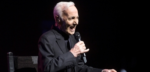Zpěvák Charles Aznavour.