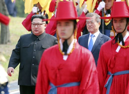 Oba nejvyšší představitelé prošli po červeném koberci mezi nastoupenou jihokorejskou čestnou stráží oblečenou v tradičních modro-žluto-červených uniformách.