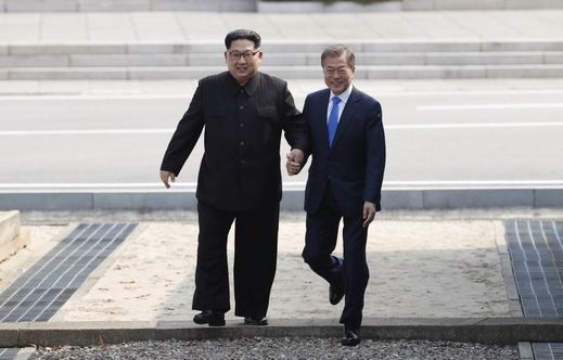 Kimova chůze, úsměv, dlouhý stisk ruky. Historický summit Korejí.