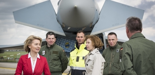 Německá ministryně obrany Ursula von der Leyenová a francouzská ministryně obrany Florence Parlyová. 