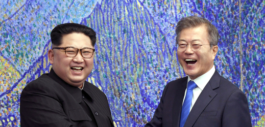 Kim Čong-un (vlevo) a Mun Če-in. 