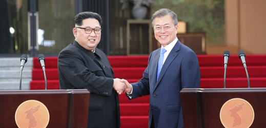 Kim Čong-un (vpravo) a Mun Če-in (vlevo).