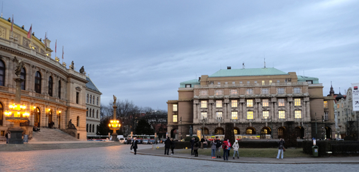 Filozofická fakulta Univerzity Karlovy (vpravo) a Rudolfinum na náměstí Jana Palacha.