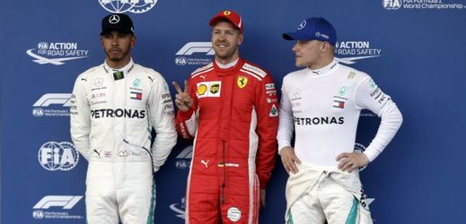 Vítěz Sebastian Vettel (uprostřed) společně s Hamiltonem (vlevo) a Bottasem. 