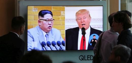 Americký prezident Donald Trump (vpravo) a severokorejský vůdce Kim Čong-un (vlevo).