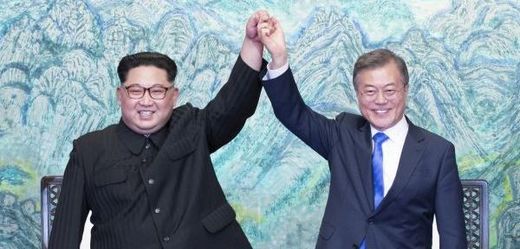 Severokorejský vůdce Kim Čong-un a jihokorejský prezident Mun Če-in.