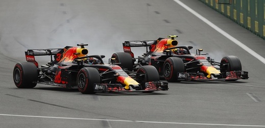 Jezdci Red Bullu Daniel Ricciardo a Max Verstappen se při Velké ceně Baku vyřadili navzájem při kolizi.