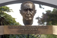 Sedm let zbývá do otevření obálky, do které Jan Masaryk uložil zapsaná poslední slova svého otce.