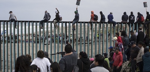 Přechod u San Diega je kvůli náporu migrantů uzavřen.