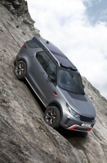 Vozy Land Rover jsou ceněné díky tomu, že se nezaleknou ani obtížného terénu.