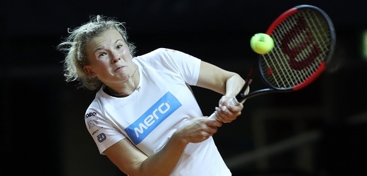 Kateřina Siniaková je první Češkou, jež postoupila na Prague Open do druhého kola.