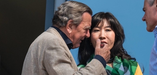 Gerhard Schröder se svou korejskou družkou.
