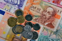Koruna a euro (ilustrační foto).