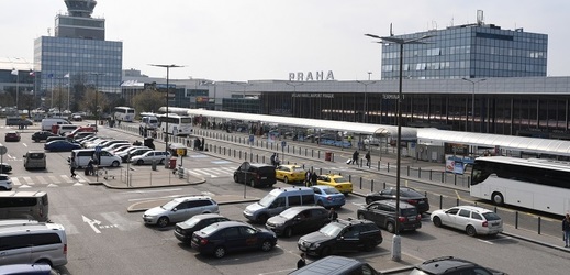 Na pražském letišti bude čtrnáct venkovních míst, kde si kuřáci budou moci zapálit.