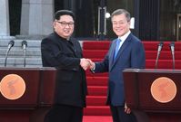 Severokorejský vůdce Kim Čong-un (vlevo) a jihorokejský prezident Mun Če-in (vpravo).