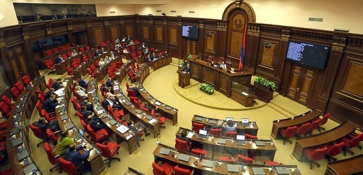 Arménský parlament odmítl Nikolu Pašinjana zvolit novým premiérem.