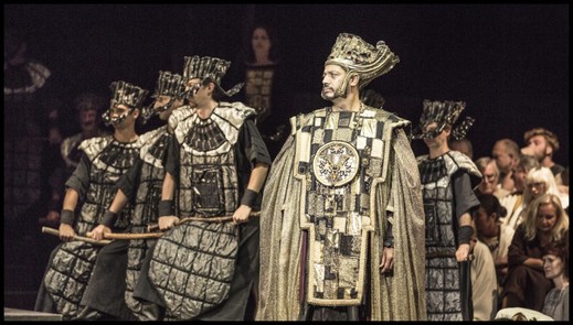 Snímek z opery Nabucco.