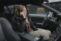 Až se auta budou řídit sama, pak bude telefonování za jízdy bezpečnější (ilustrační foto).