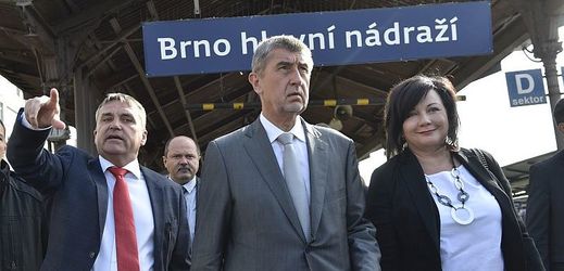Zleva: primátor Brna Petr Vokřál, v pozadí ministr zemědělství v demisi Jiří Milek, premiér v demisi Andrej Babiš a ministryně financí v demisi Alena Schillerová na brněnském vlakovém nádraží.