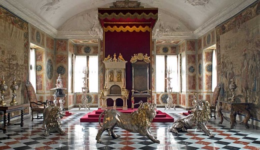 Královský zámek Rosenborg nabízí prohlídku nádherných komnat či korunovačních klenotů.