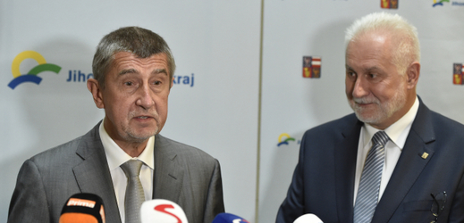 Premiér v demisi Andrej Babiš (vlevo) a hejtman Jihomoravského kraje Bohumil Šimek. 