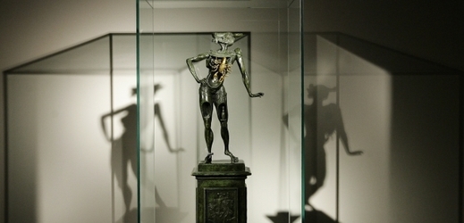 Bronzová plastika Minotaurus Salvatora Dalího. 
