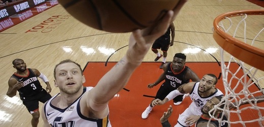 Basketbalisté Utah vyhráli na palubovce Houstonu a srovnali stav série na 1:1.