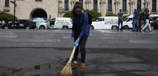 Dobrovolníci uklízejí po demonstracích v Jerevanu.