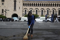 Dobrovolníci uklízejí po demonstracích v Jerevanu.