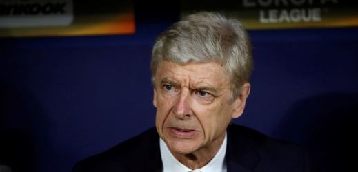 Arsene Wenger se s lavičkou Arsenalu ziskem trofeje nerozloučí.