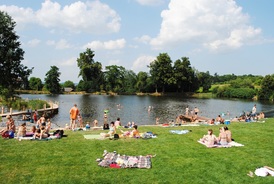 Nedaleký Pilský rybník nabídne kromě aquazorbingu a paddleboardingu i opalovací louku.