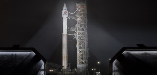 Atlas V se sondou InSight na startovní rampě.