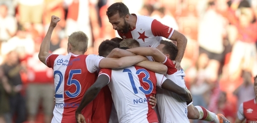 Fotbalisté Slavie slaví gól v zápase s Plzní.