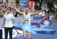 Galen Rupp jako první Američan vyhrál pražský maraton.