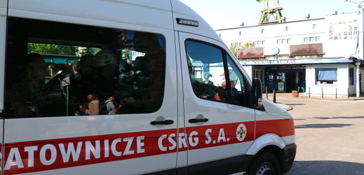 Ambulance před uhelným dolem Zofiówka.