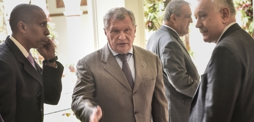 Šéf ruské státní energetické společnosti Rosněfť Igor Sečin (uprostřed).